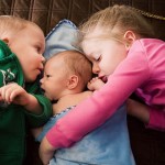 newborn-picture-ideas-sibling-love-darling_clementine