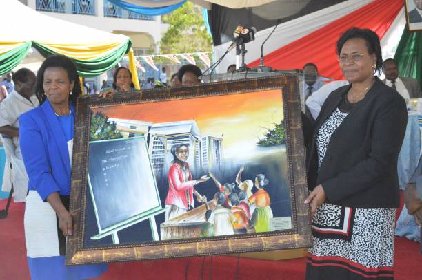 Prof Kobia receives a painting from the VC Prof Mugenda as a token of appreciation in the opening ceremony for the college of education
